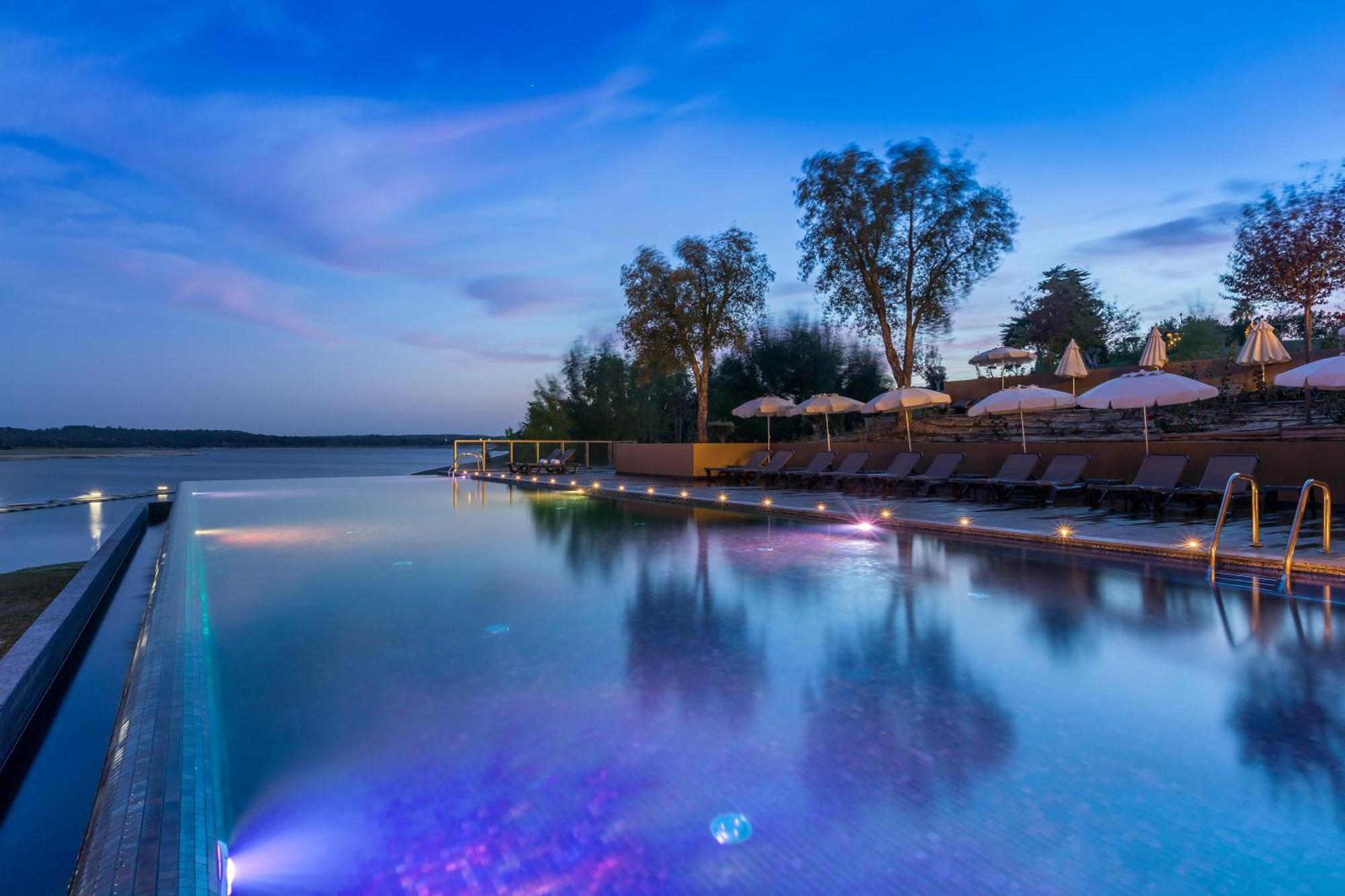 Ap Lago Montargil - Conference & Spa Экстерьер фото The pool at the hotel