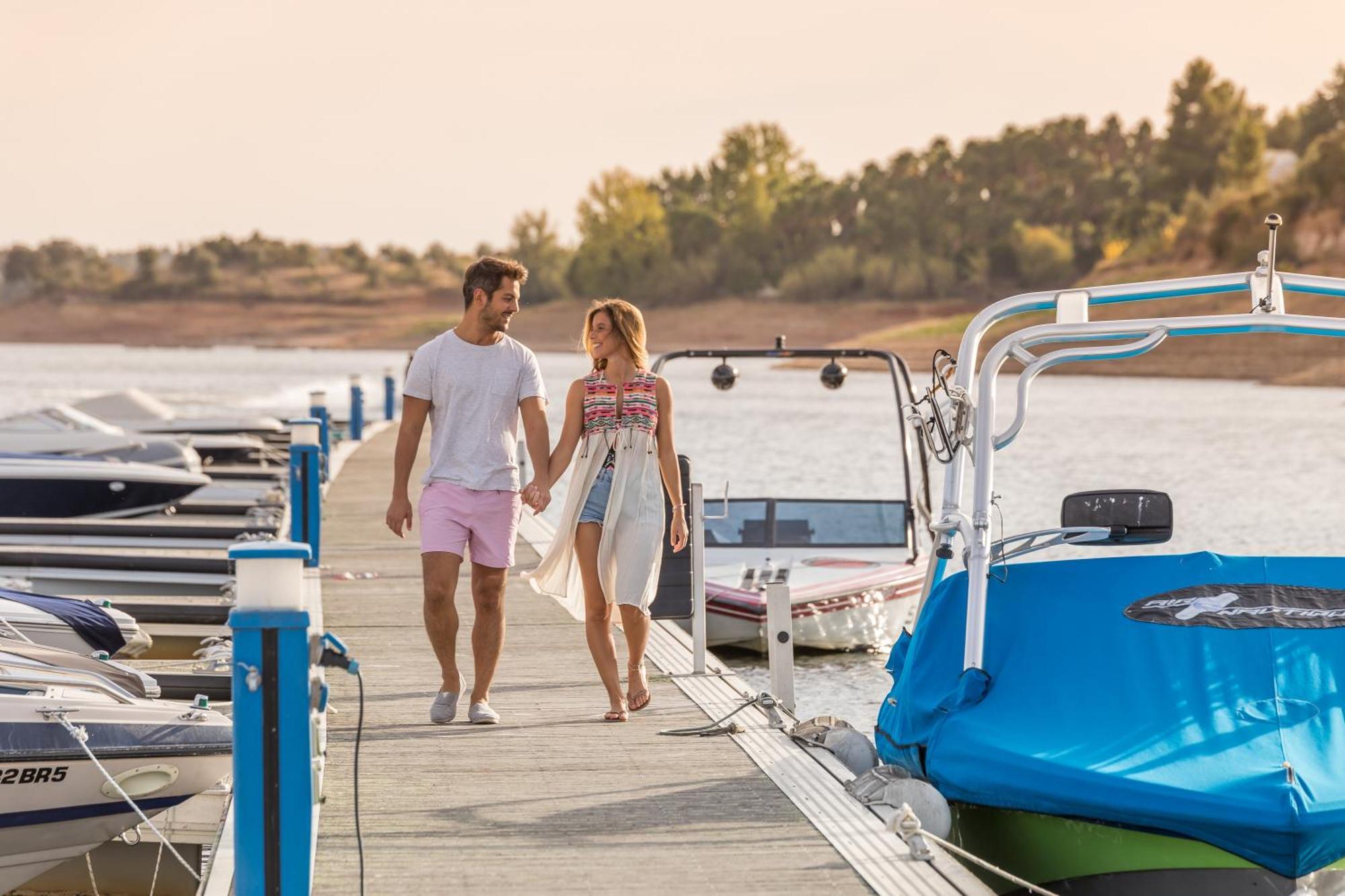 Ap Lago Montargil - Conference & Spa Экстерьер фото A couple walking on a dock at Lake Pleasant